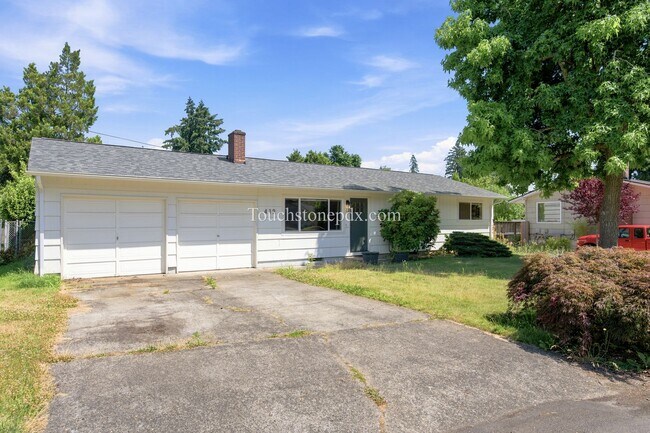 Foto del edificio - Refreshed East Portland 3 Bed Home with Fenced Yard, AC, and 2 Car Garage