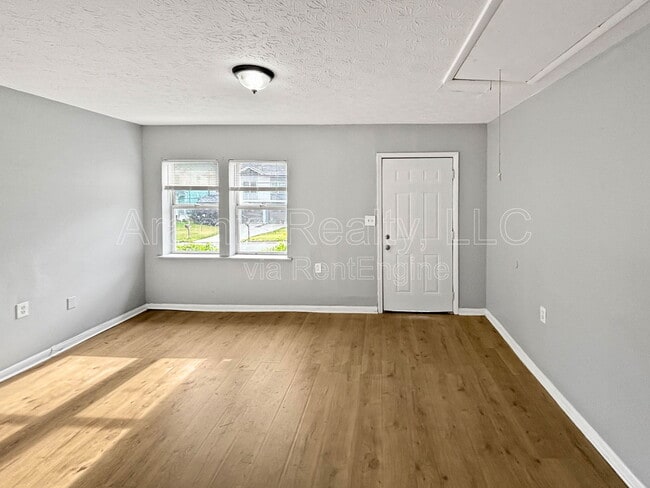 Building Photo - 248 Rosser St SW