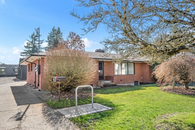 Foto del edificio - 3 Bedroom 3 bath 1 level Mid Century Beauty!