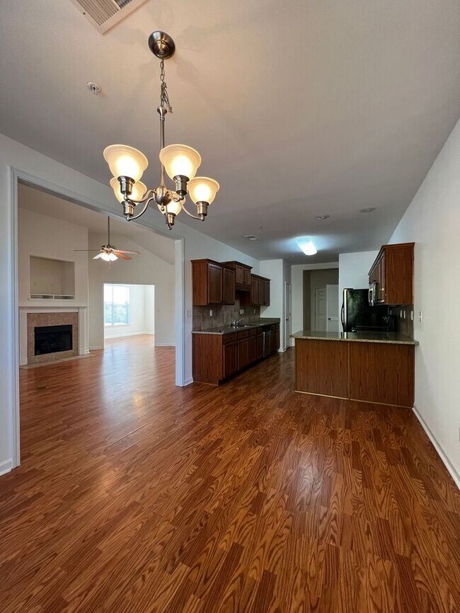 Foto del edificio - Your Autumn Oasis Awaits! Stunning Remodel...