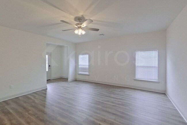 Foto del edificio - 8134 Hendrick Dr