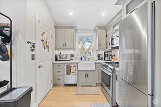 Building Photo - 64 Ashland St