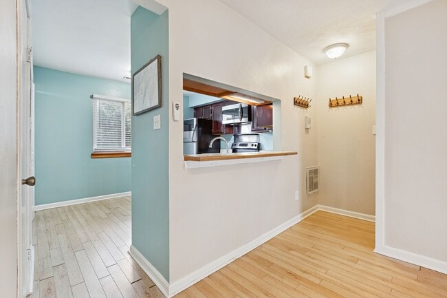 Foto del edificio - Norfolk condo across from Chesapeake Bay