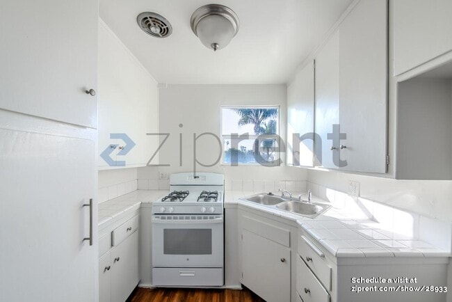 Building Photo - Unit 4