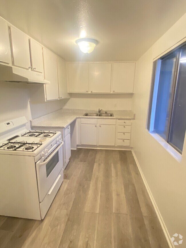 Washington Heights Apartments for Rent with a Garage Los Angeles, CA