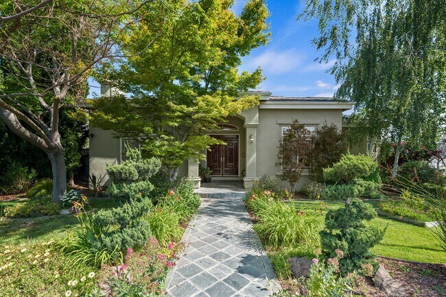 Foto del edificio - Spacious and Elegant Executive Home in Bea...