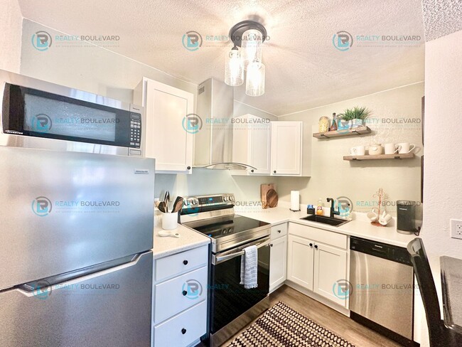 Building Photo - 1 WEEK FREE!!!  Fully Furnished Studio Ava...