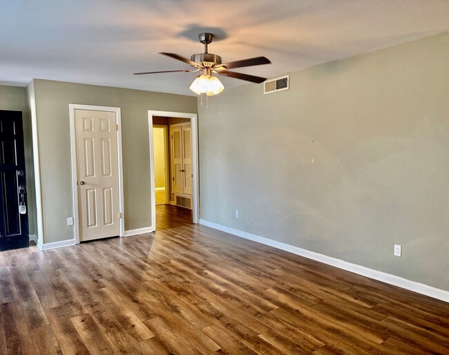 Building Photo - Beautiful Remodeled 3/2/2 with Washer and ...