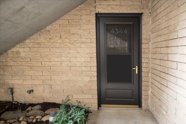 Photo - Spacious Ground Level 2bd/2ba w/ Screened ... House