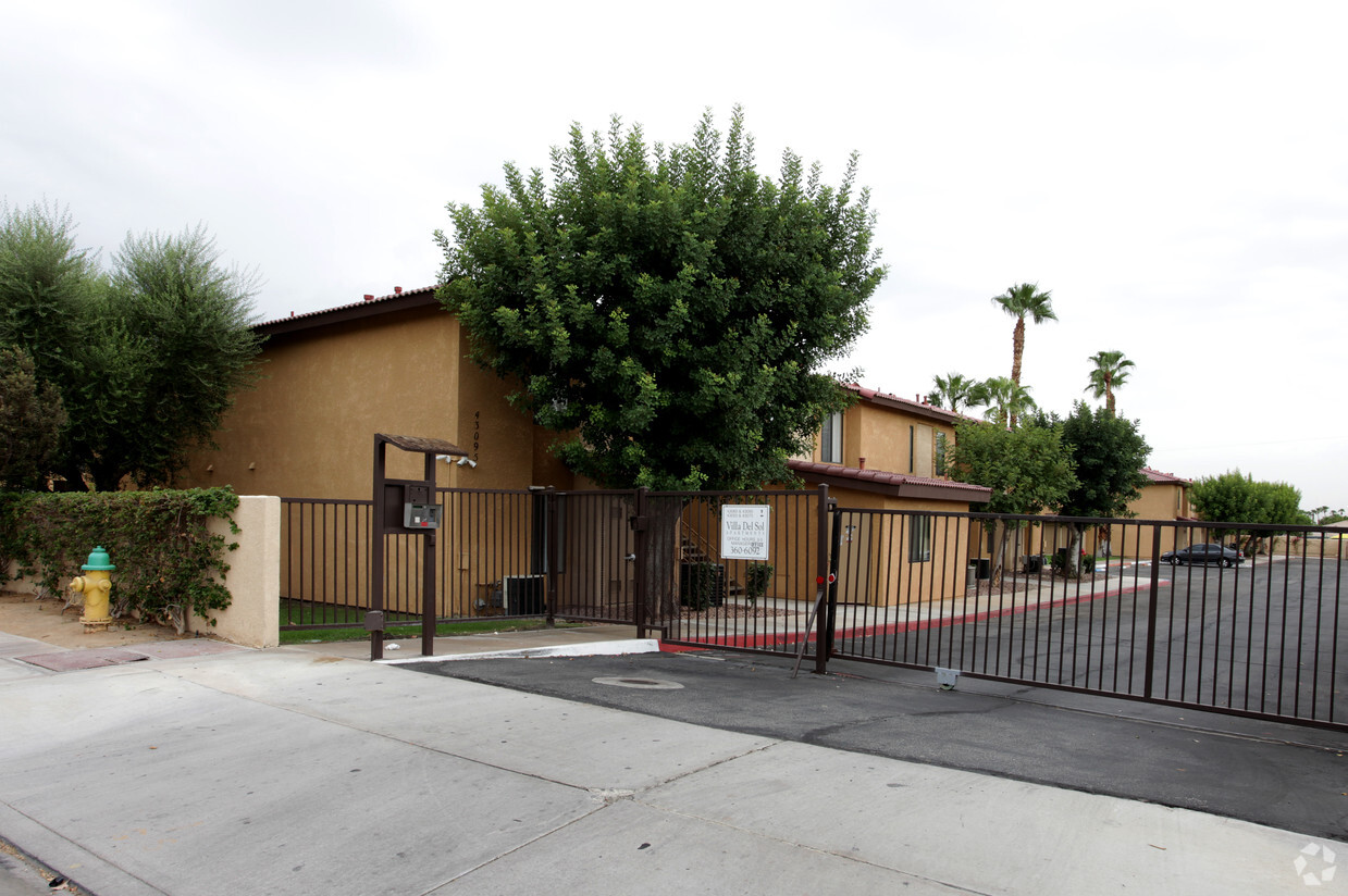 Primary Photo - Villa Del Sol Apartments