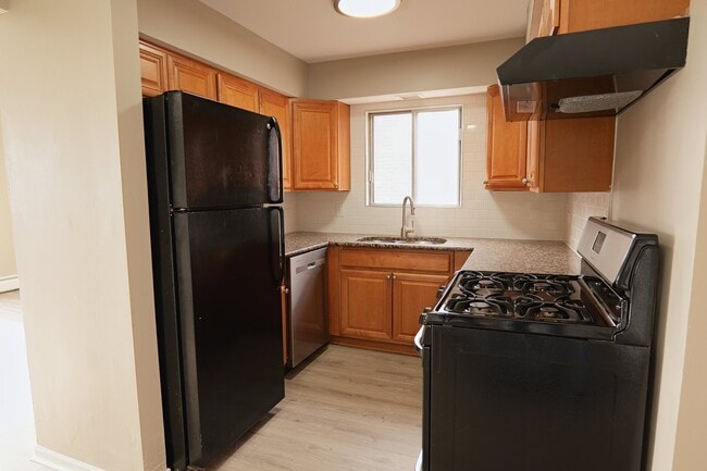 Building Photo - 3652 W 119th St