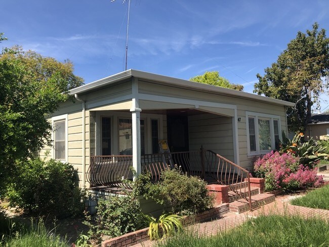 Building Photo - Charming home with private gate