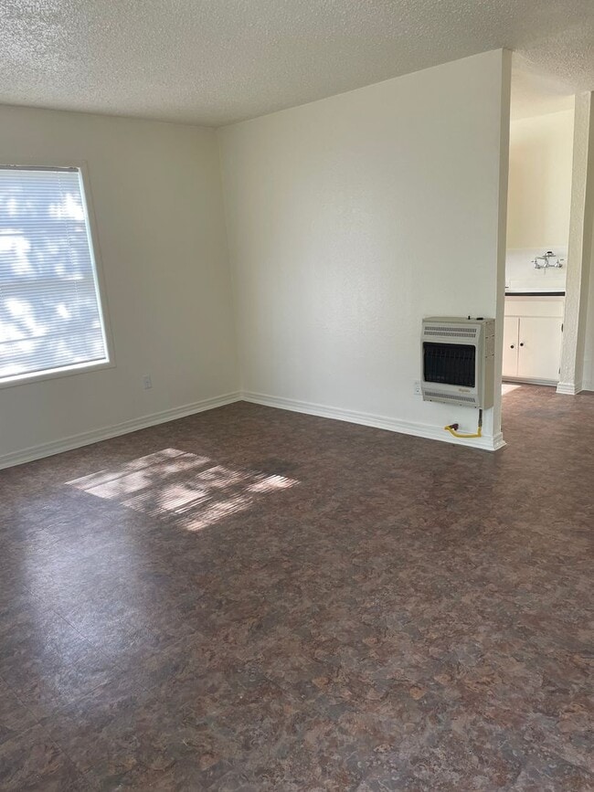 Building Photo - Available Now 1 BR, 1 BA Duplex $700/mo