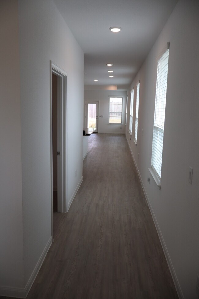 Foto del edificio - 18234 Calabria Hbr Trl