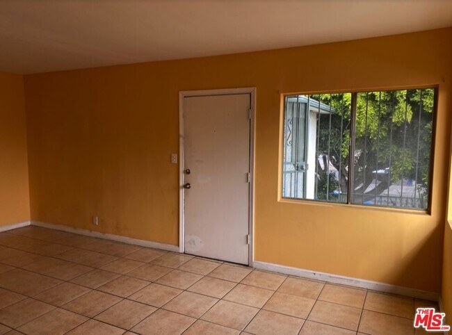 Foto del edificio - 2610 1/2 W Florence Ave
