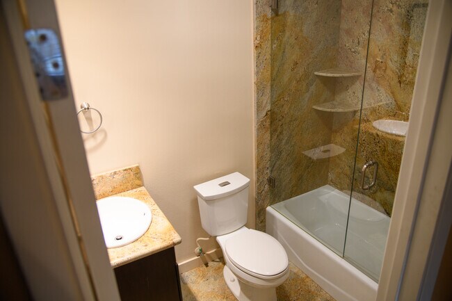 Baño de invitados - 10809 Huston St