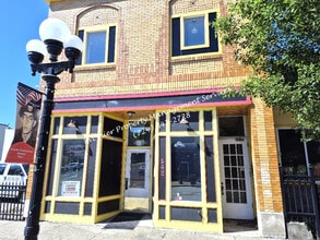 Building Photo - 542 Midland Ave