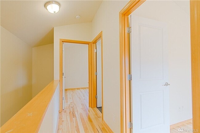 Building Photo - Charming 3-Story townhome located near Hig...