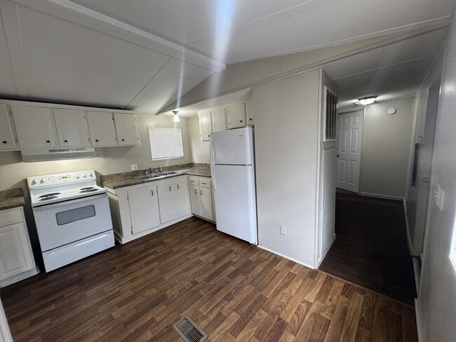 Building Photo - 211 Victoria Cir