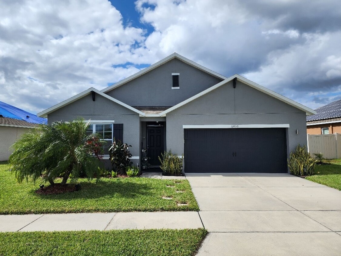 Primary Photo - Beautifully 4-Bedroom, 2-Bath house in Lak...