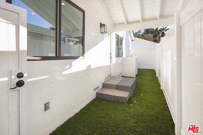 Foto del edificio - 14642 Runnymede St