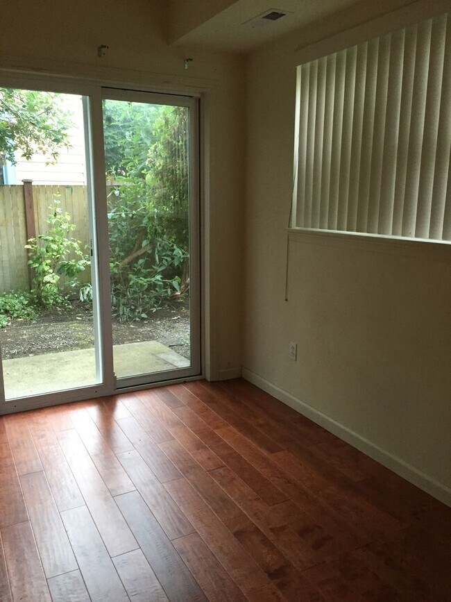 Building Photo - Three Bedroom Town House in Lichton Springs Seattle