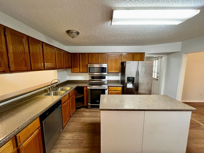 Building Photo - Spacious 3-Bedroom & 2.5 Bathrooms / Pet-F...