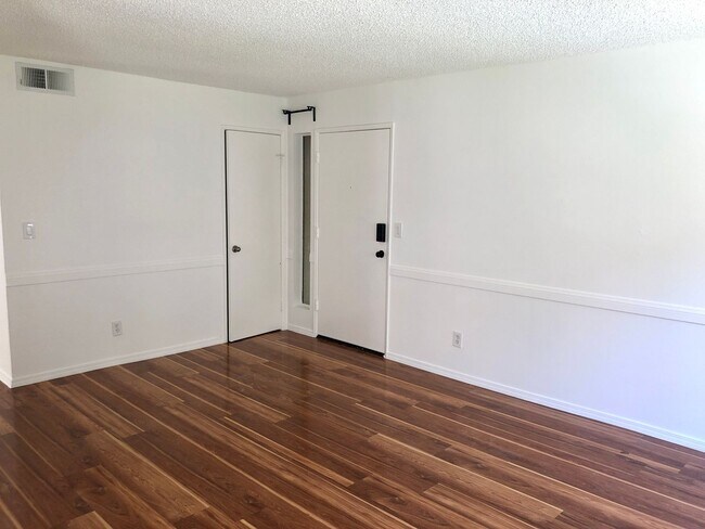 Building Photo - JUST LISTED!!AMAZING 3 BEDROOM CONDO!! PRI...