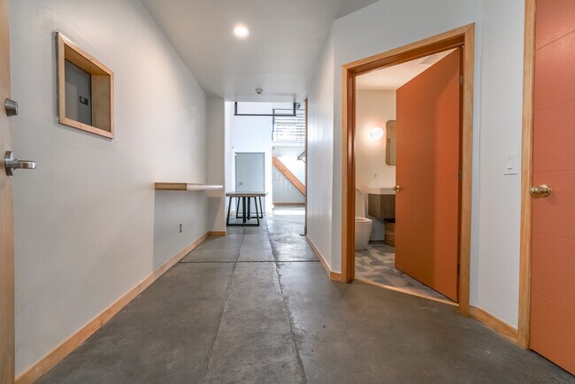 Entryway not Staged - 2323 Magnolia St