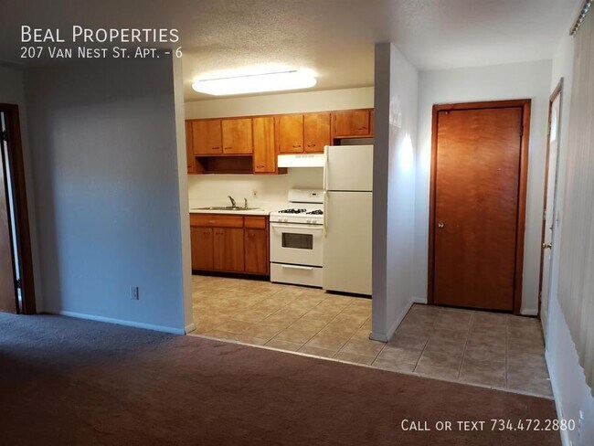 Building Photo - 207 Van Nest St