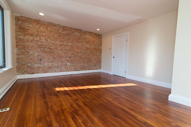 Foto del edificio - 317 W 2nd St