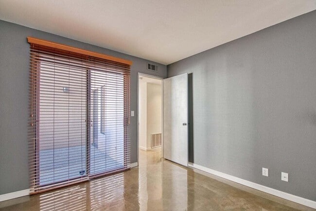 Building Photo - 867 Village Square S