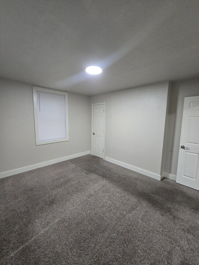 Foto del edificio - "Charming 1-Bed Haven with Off-Street Parking in Powell’s Prime Location!"