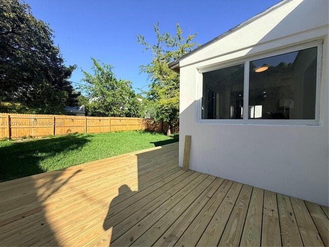 Foto del edificio - 561 NW 41st St