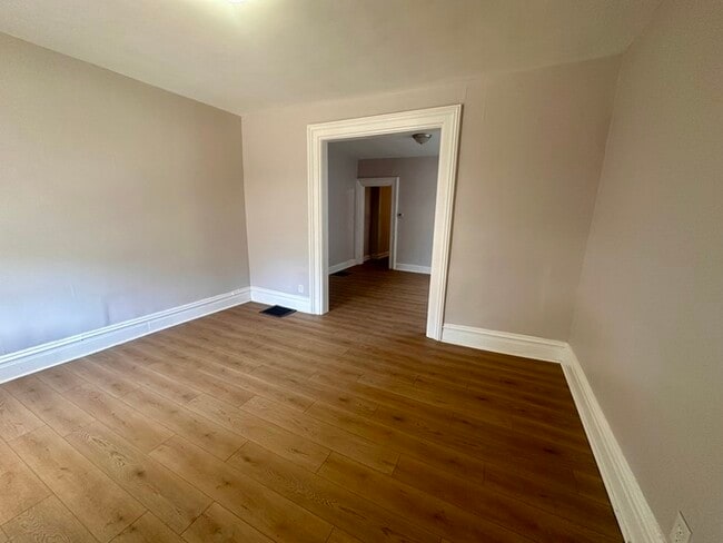 Building Photo - 323 N Gladstone Ave