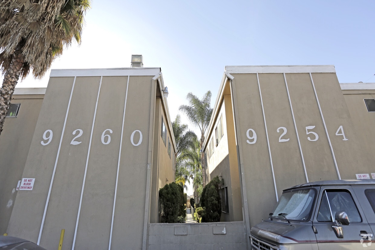 Signage - Palm St Apartments