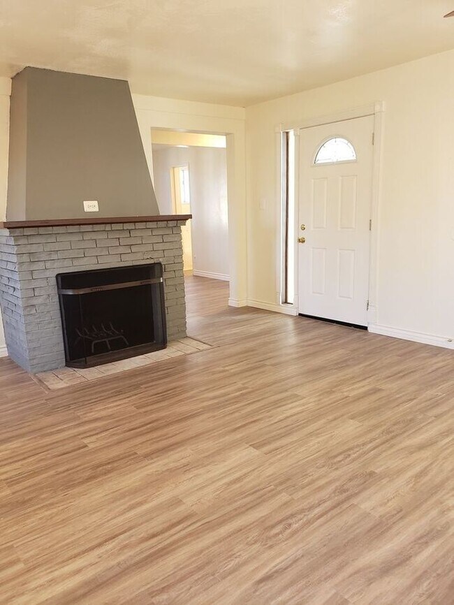 Building Photo - El Cajon: 1 Bedroom Cottage with HUGE Yard...