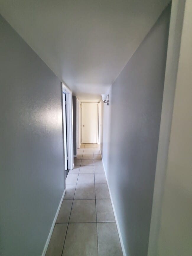 Building Photo - 3907 S Mitchell Dr