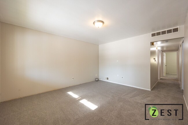 Foto del edificio - PRICE DROP!!! OPEN HOUSE SATURDAY 2/22/25 ...