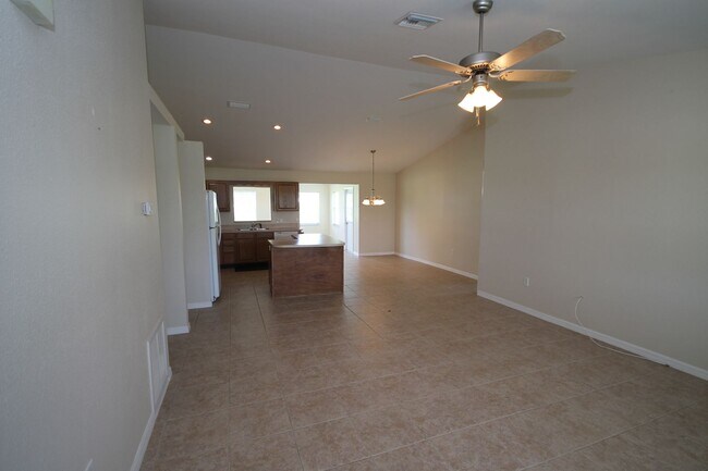 Building Photo - Lovely, Spacious 2 Bedroom, 2 Bathroom Hom...