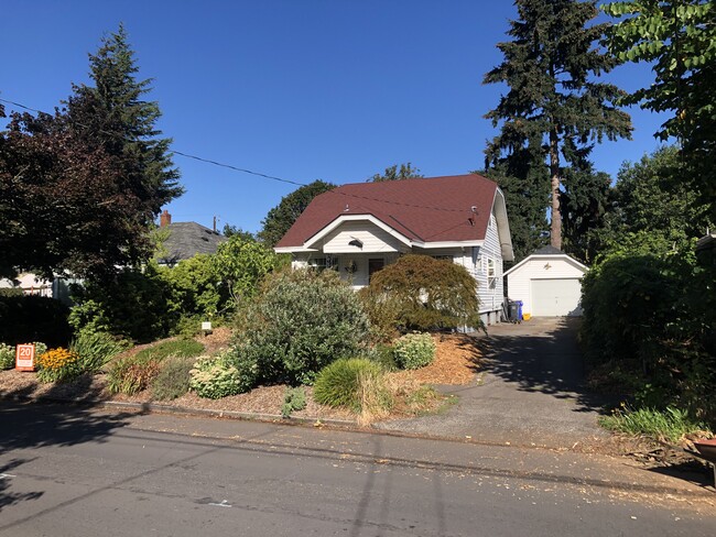 front of house, front yard, driveway, garage - 3218 SE 59th Avenue