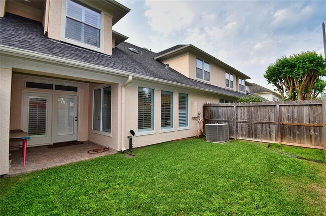 Foto del edificio - 4323 Lake Walk Ct