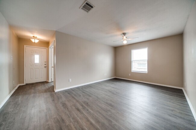 Foto del edificio - 4 Bedroom/2.5 Bath Canyon Spring Subdivision