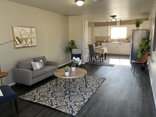 Building Photo - 1402 E 14th St