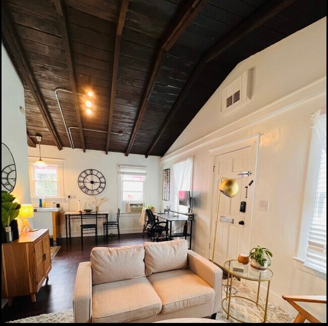 spacious living room area - 2202 Dell Ave