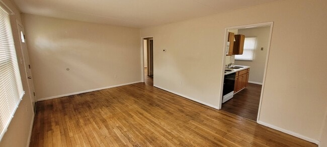 Living room - 516 E Warren St