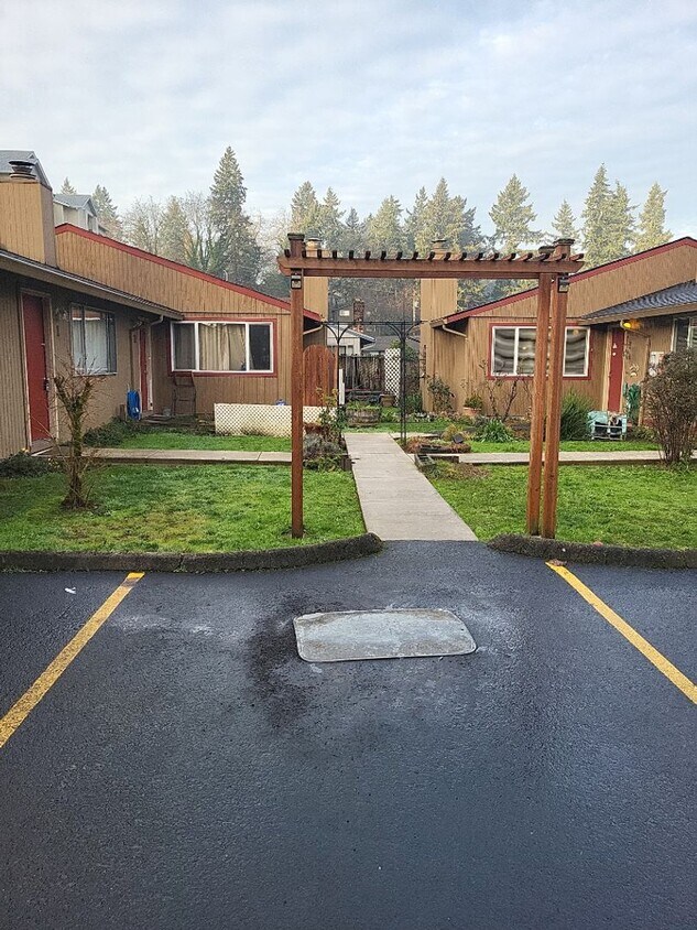 Foto principal - 1/2 off 1st Month's Rent- Detached Garage ...