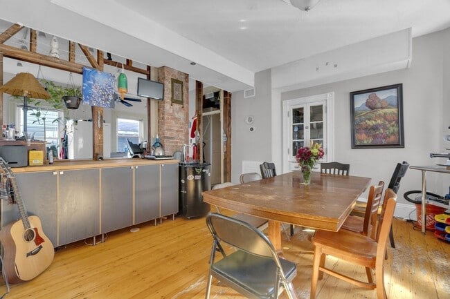 Foto del edificio - Stunning 6-Bed Duplex on Sachem St — Private Deck, New Renovations, Laundry, Parking | Prime Miss...