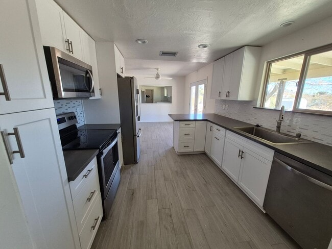 Building Photo - Coming soon! All appliances and super clean!!