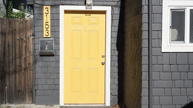 Foto del edificio - 1 br, 1 bath Duplex - 3153 3rd Avenue 3153